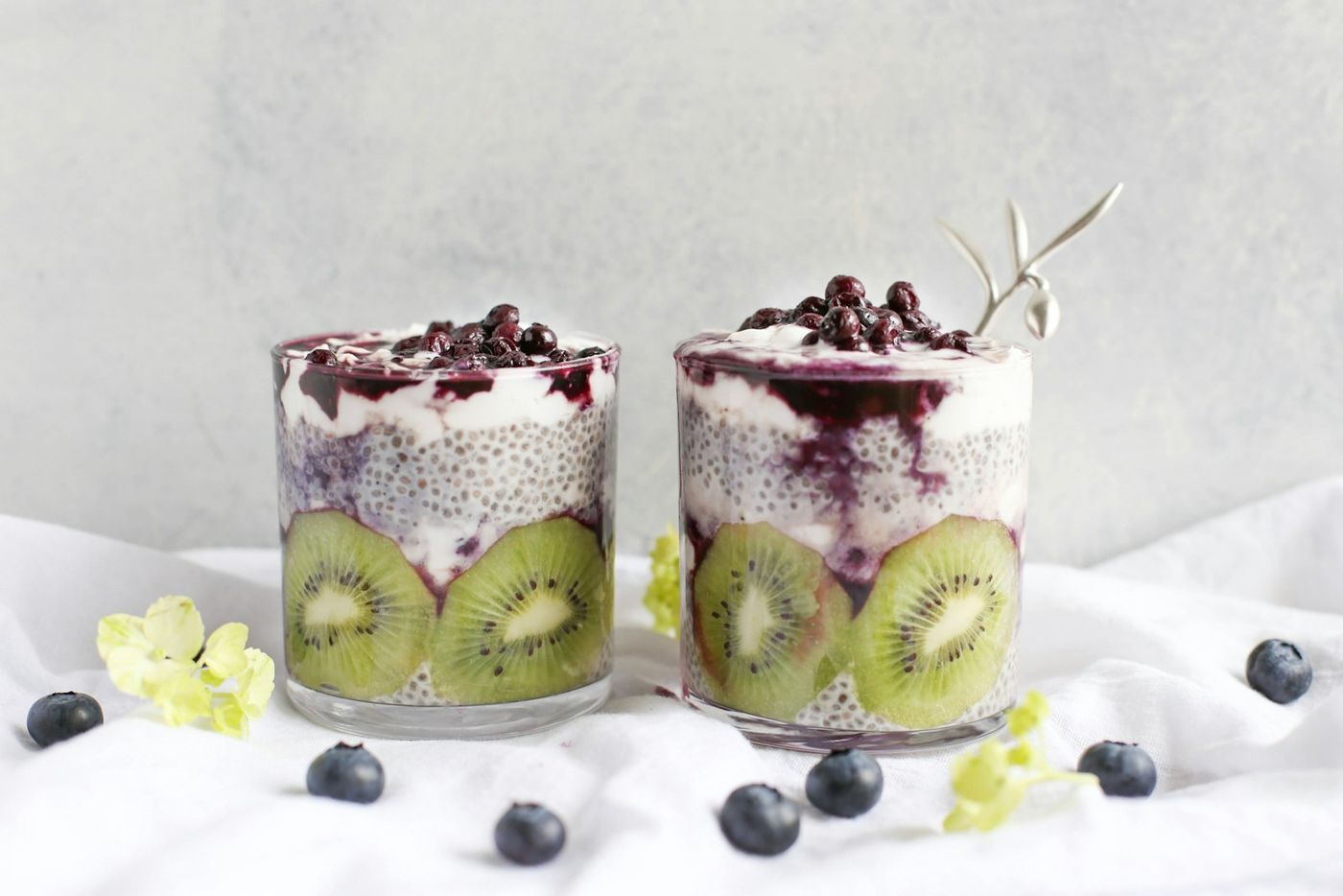 Dwa puddingi z chia z kiwi i jagodami