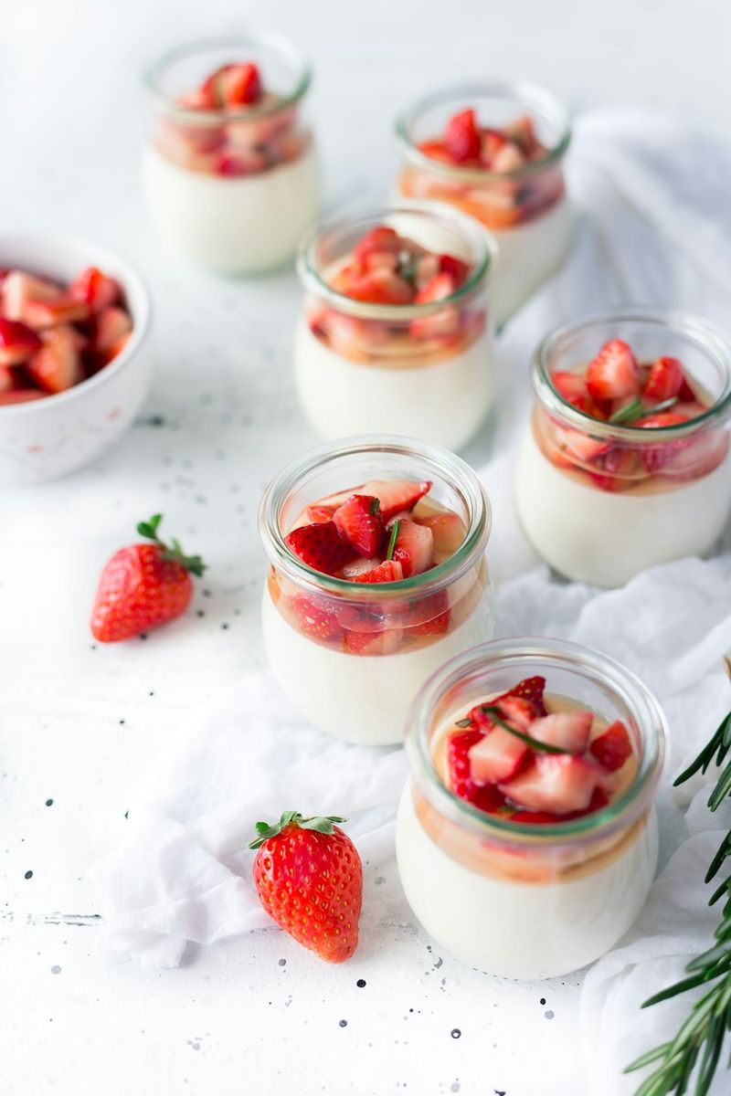 Jogurt warstwowy z truskawkami