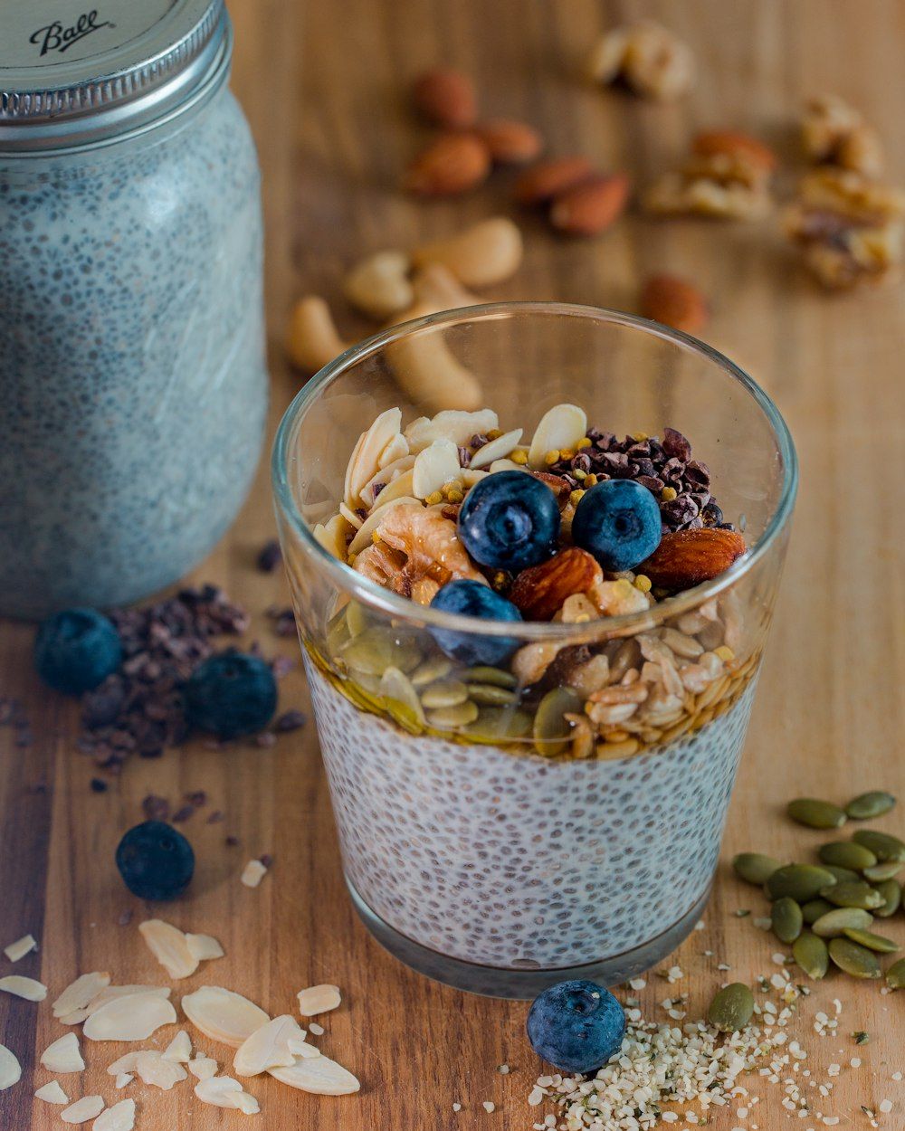 Pudding z chia w szklance z orzechami